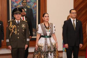 CELEBRA LORENA ALFARO EL GRITO DEINDEPENDENCIA JUNTO A MILES DE IRAPUATENSES EN EL JARDÍN PRINCIPAL